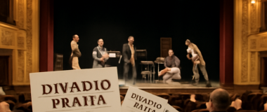 samice tygra sedí ve vysoké trávě v tropickém pralese za slunečného dne